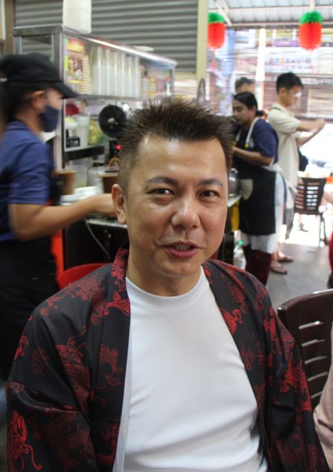 东:大年初四茶室仍然爆满,民众需要排队半小时才能入座