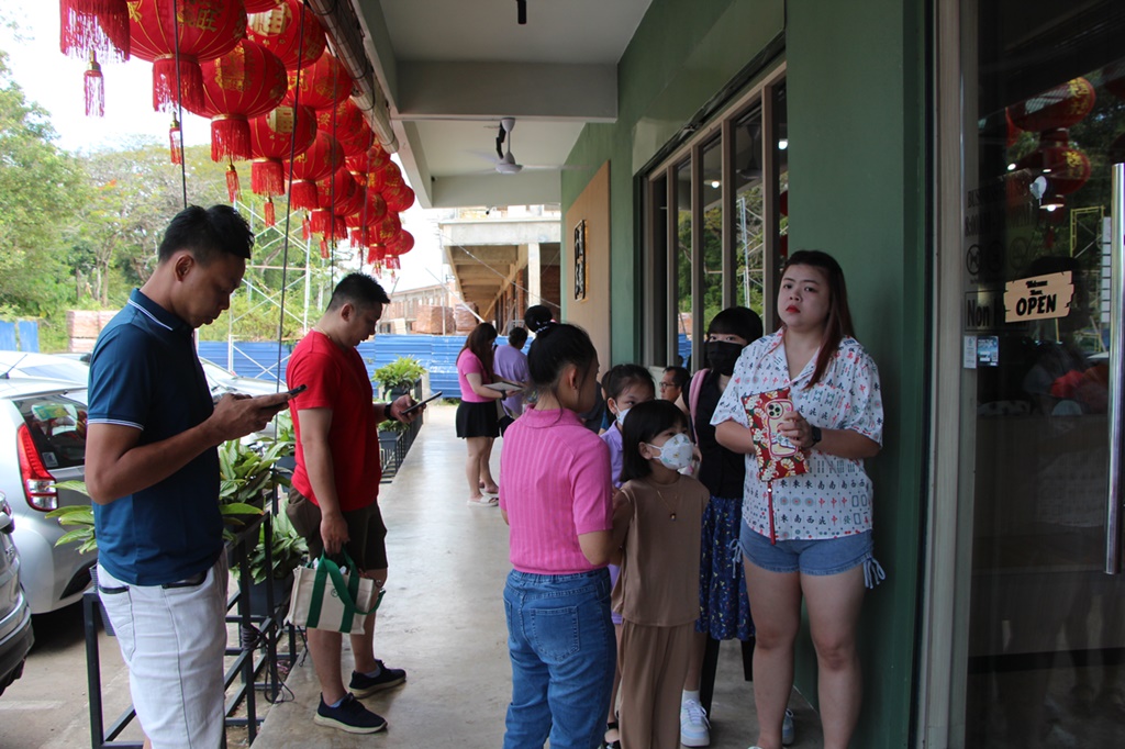 东:大年初四茶室仍然爆满,民众需要排队半小时才能入座