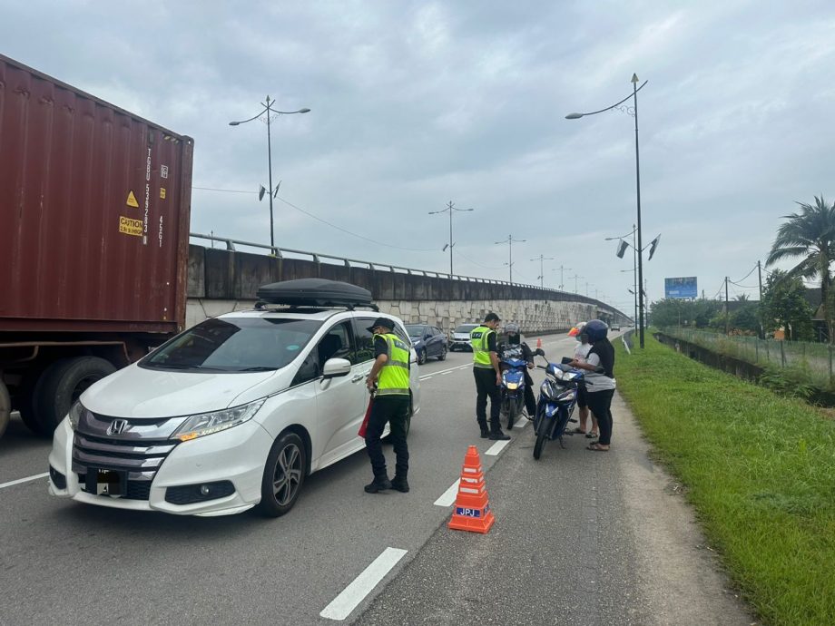 东:彭陆交局:佳节期间9大违规 不带头盔最多