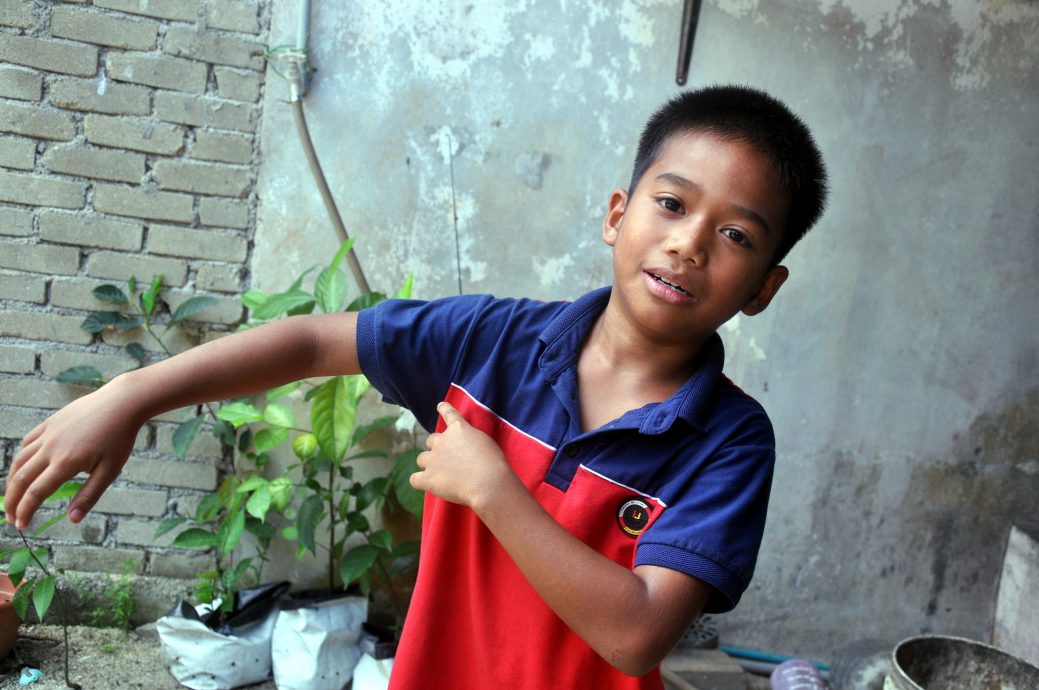 东:武吉格鲁昂(Bukit Keluang)海滩出现有毒水母,2天内共有4名孩童及1名成人被蜇伤。