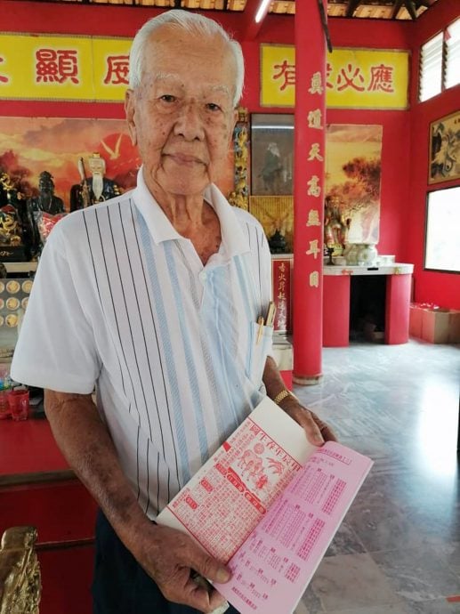 东：结合日历玄学命理等古人智慧结晶，通书知识包罗万有影响力不减。