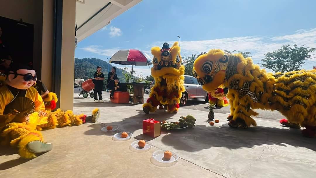 东：舞狮贺岁顾客讨吉利