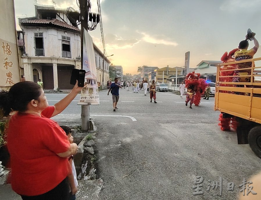 两句钟插满香枝 舞动39尺火龙游行