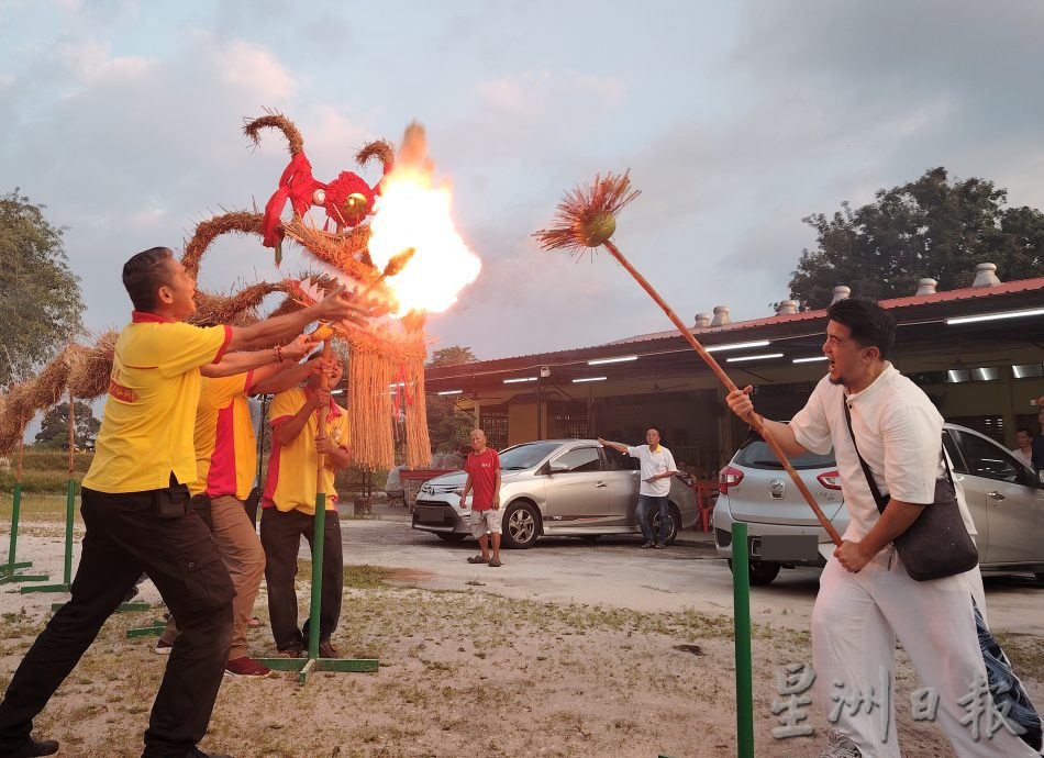 两句钟插满香枝 舞动39尺火龙游行