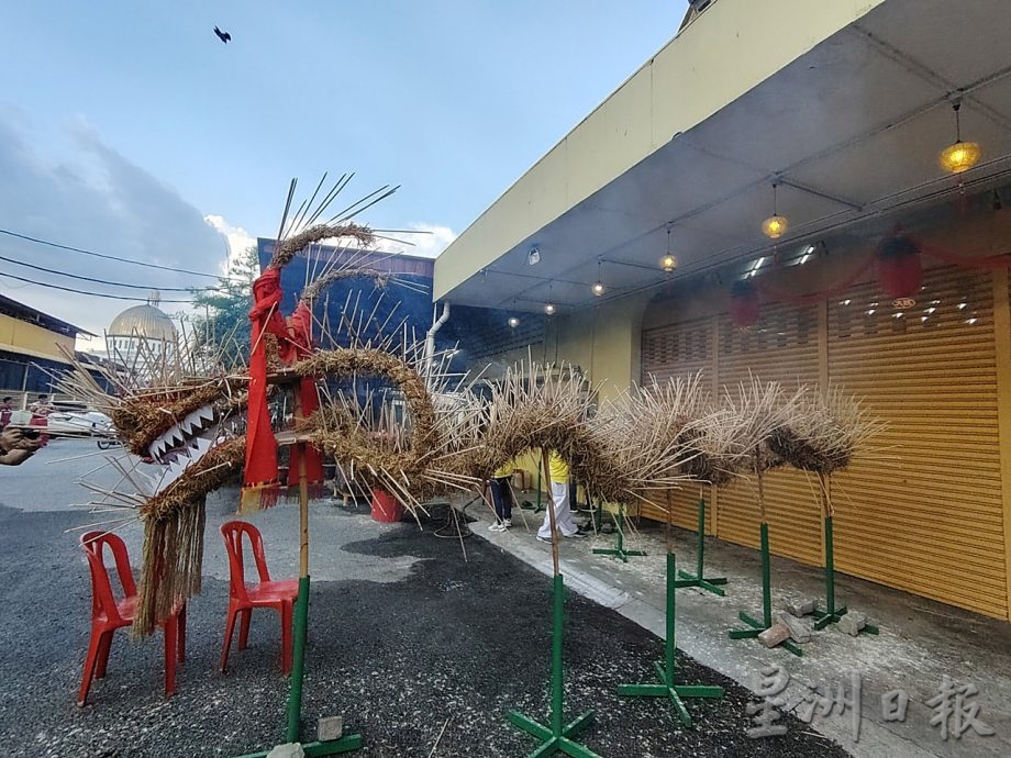 两句钟插满香枝 舞动39尺火龙游行