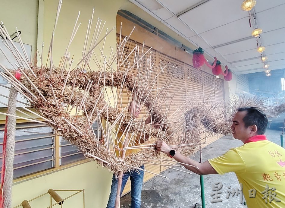 两句钟插满香枝 舞动39尺火龙游行