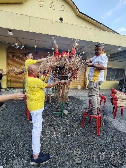 两句钟插满香枝 舞动39尺火龙游行