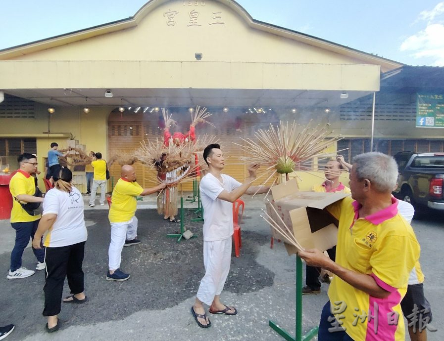 两句钟插满香枝 舞动39尺火龙游行