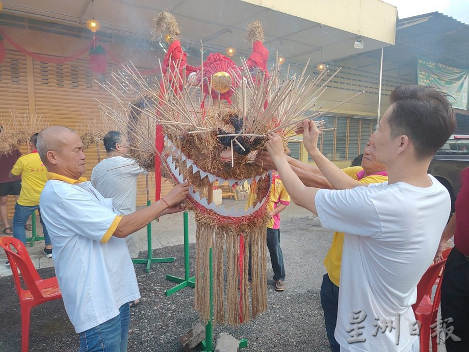 两句钟插满香枝 舞动39尺火龙游行