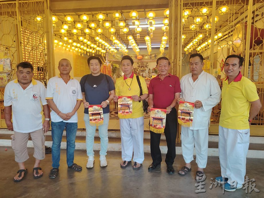 两句钟插满香枝 舞动39尺火龙游行