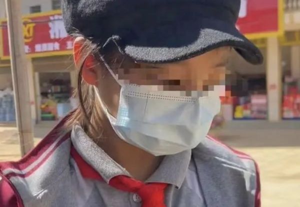 中国11岁女孩与23枚弹片共生8年 连大口呼吸都痛