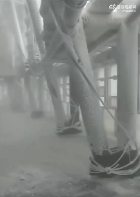 中国“第一高楼”顶楼结冰积雪　封闭部分出入口防坠落伤人  