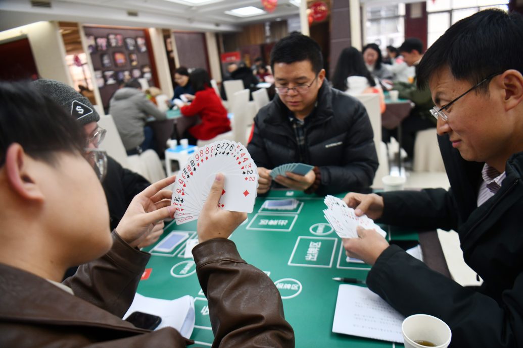 中国兴起“掼蛋”热 成都线下培训正式开班