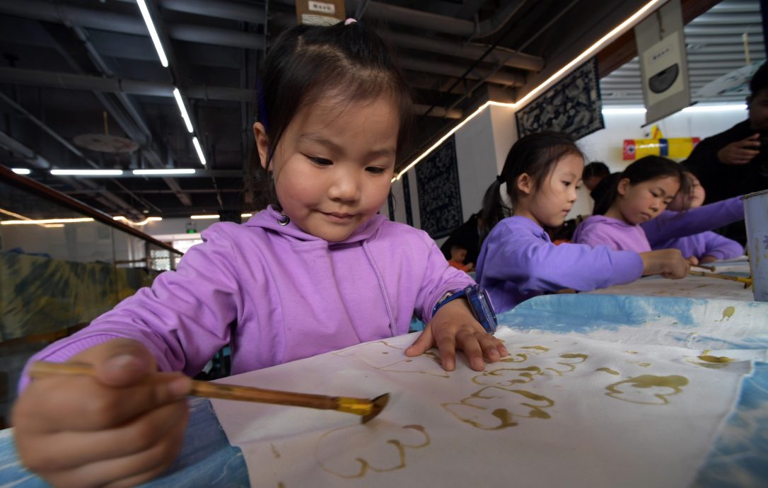 中国养育子女成本全球最贵 养到大学毕业要花45万