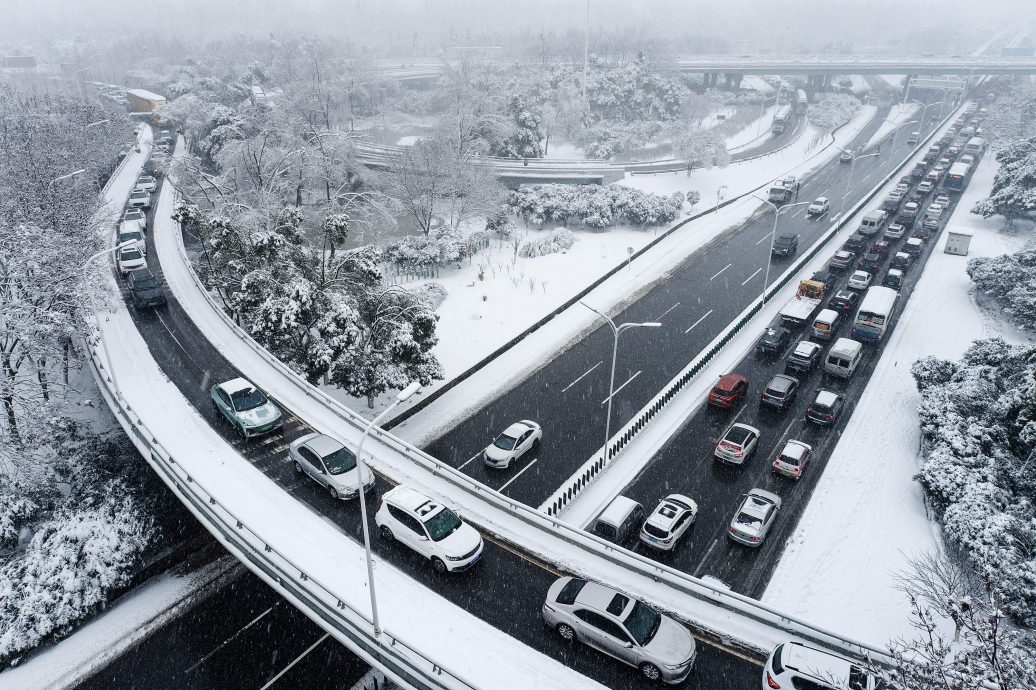 中国南方遇最强冰雪 春运返乡难上加难  乘客怨不想再搭上雪国列车