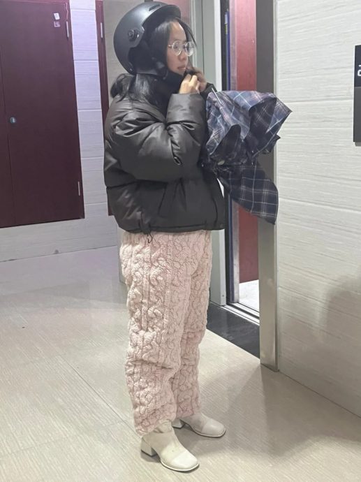 中国年轻人刮“恶心”穿搭风 睡衣绒睡裤穿着上班