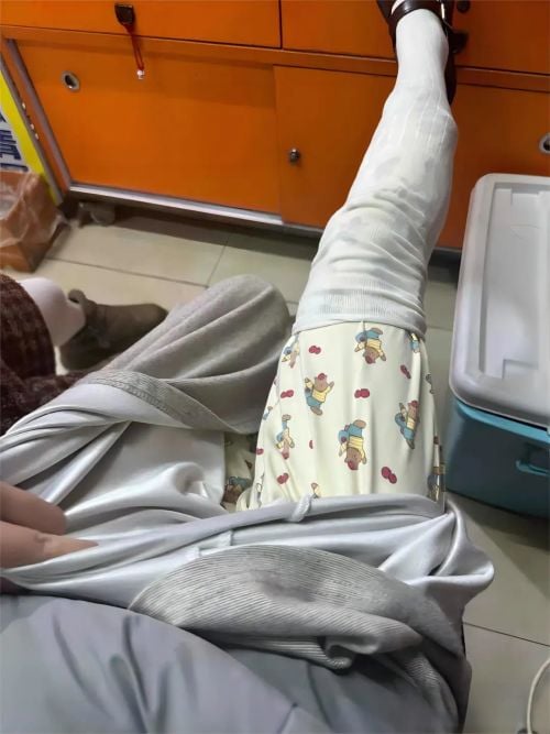 中国年轻人刮“恶心”穿搭风 睡衣绒睡裤穿着上班