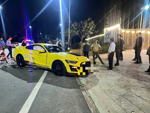 中国男子开跑车闯路障 撞翻摩托车3人轻重伤