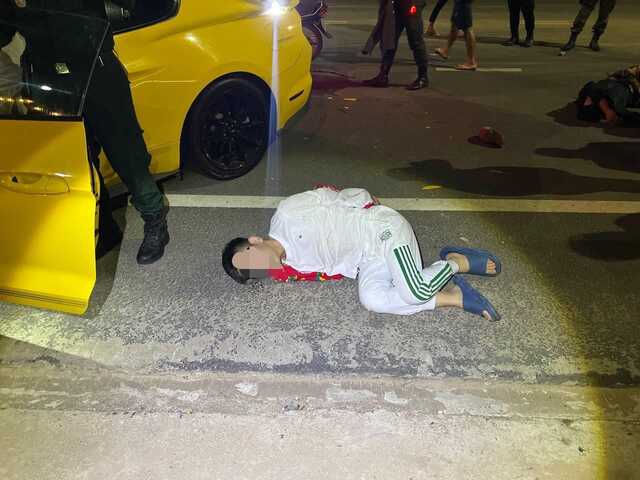 中国男子开跑车闯路障 撞翻摩托车3人轻重伤