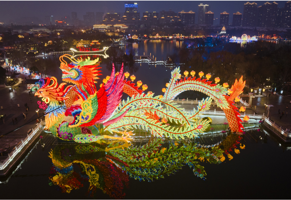 中新春灯会亮灯迎龙年