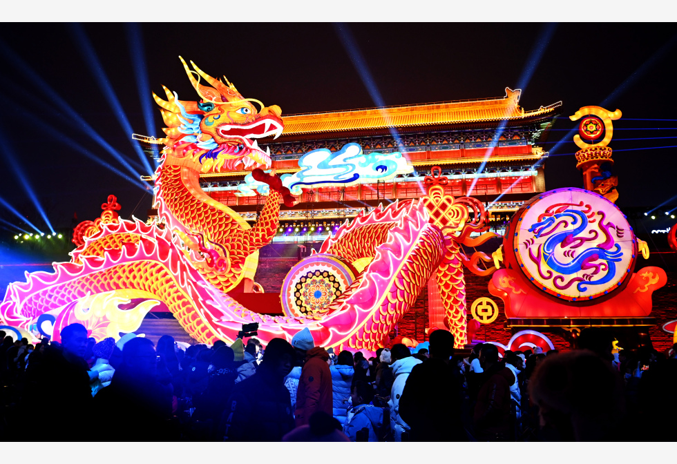 中新春灯会亮灯迎龙年