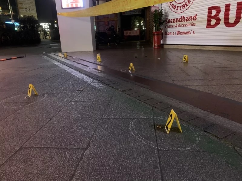 为情侣解围被嫌多管闲事 两派人街头鎗战4中弹