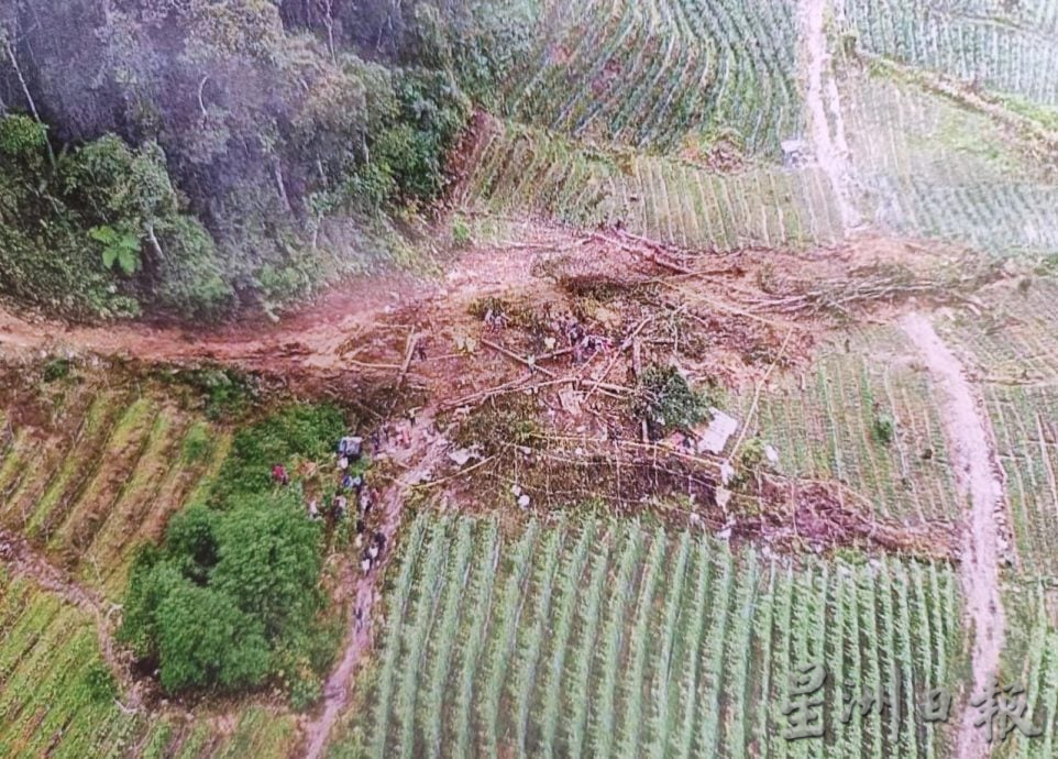 乱丢垃圾入河沟 金马仑土崩闪电水灾祸首