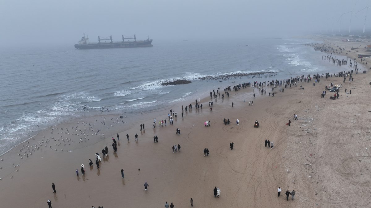  争睹搁浅货轮  每日逾万人涌沙滩打卡　