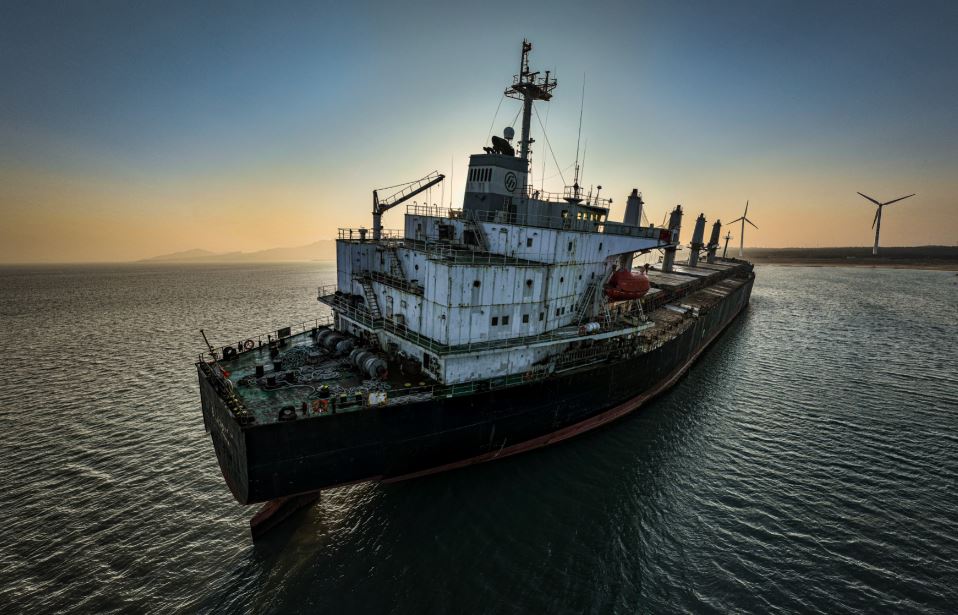  争睹搁浅货轮  每日逾万人涌沙滩打卡　