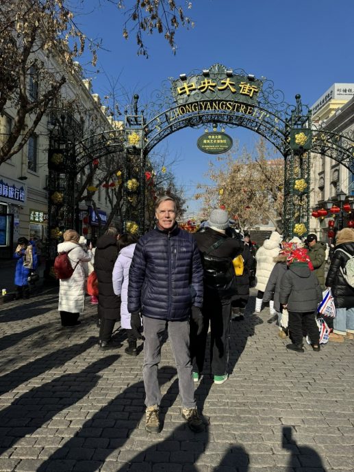 亲临体验哈尔滨冰雪大世界 美驻华大使伯恩斯:“令人折服”