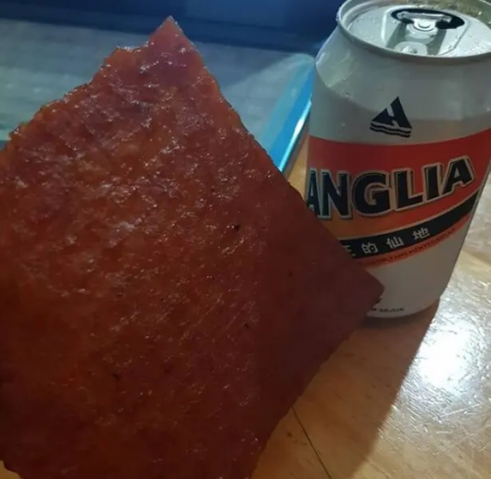 亲戚拜年吃喝2小时不愿走 男子：哪里还有肉干卖？