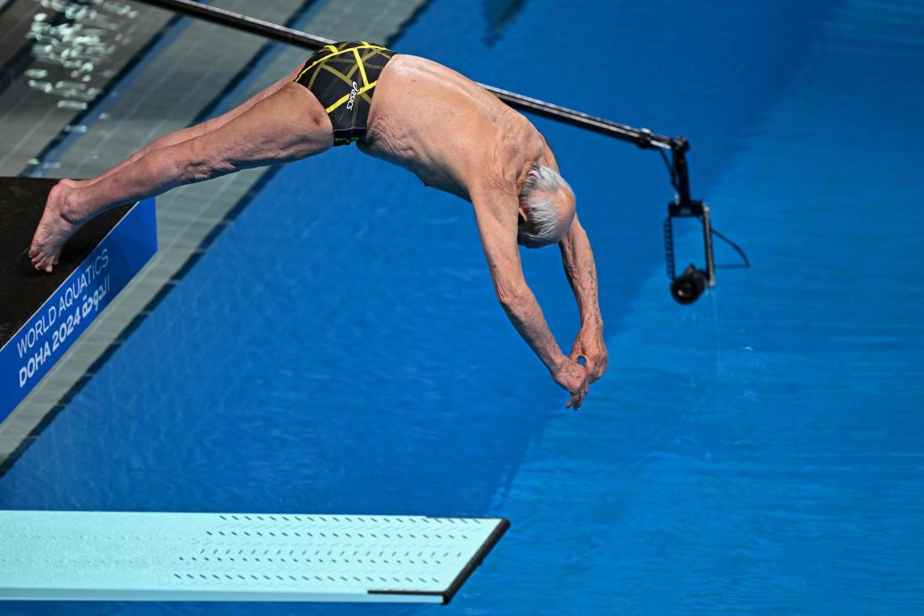 伊朗百岁人瑞活到老跳到老 世锦赛一跃入水展热情 