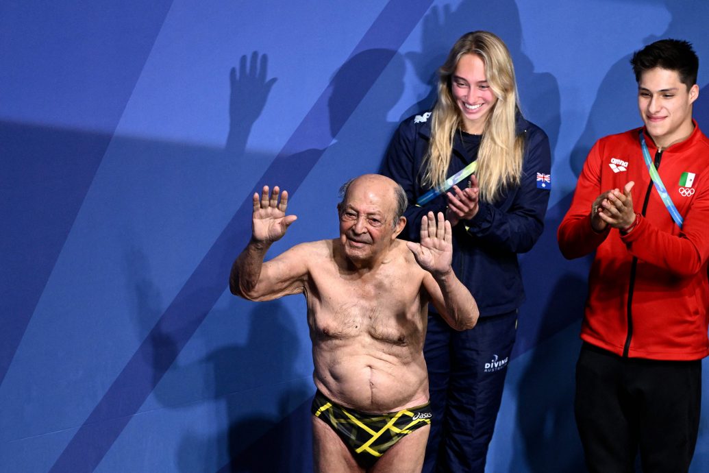 伊朗百岁人瑞活到老跳到老 世锦赛一跃入水展热情 