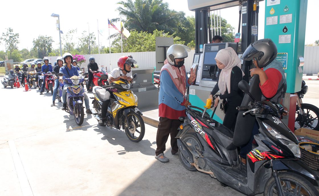 佳节道路安全醒觉活动 UTP前国油油站今早免费添油 排长龙