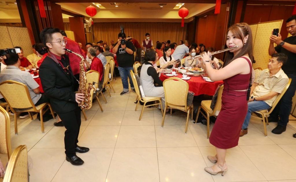 倪可敏:拨500万统一设计体现多元 霹新村皆设LED三语路牌