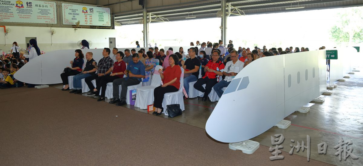 光华华小以“冲上云霄”的方式及出动“云梯车(SKYLIFT)”,欢送荣休的校长颜碧梅。