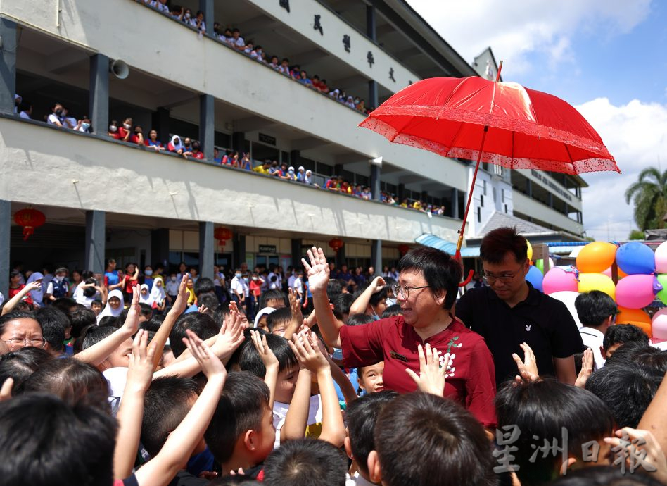 光华华小以“冲上云霄”的方式及出动“云梯车(SKYLIFT)”,欢送荣休的校长颜碧梅。