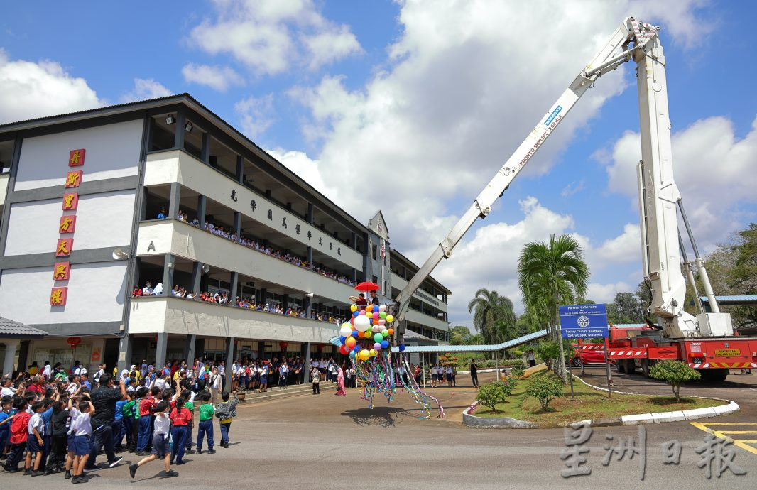 光华华小以“冲上云霄”的方式及出动“云梯车(SKYLIFT)”,欢送荣休的校长颜碧梅。