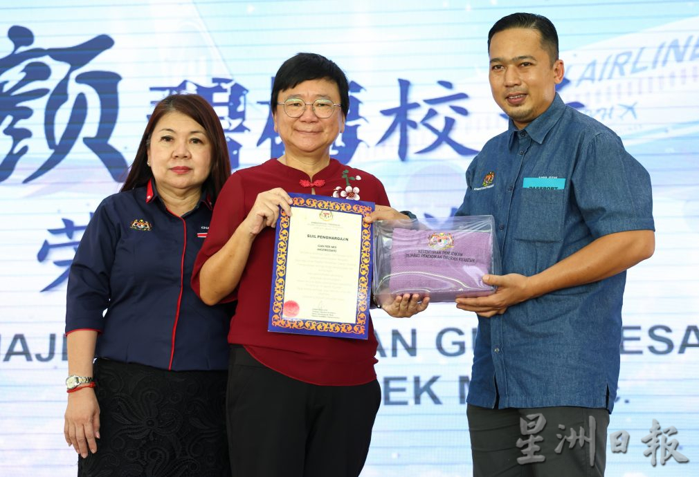 光华华小以“冲上云霄”的方式及出动“云梯车(SKYLIFT)”,欢送荣休的校长颜碧梅。