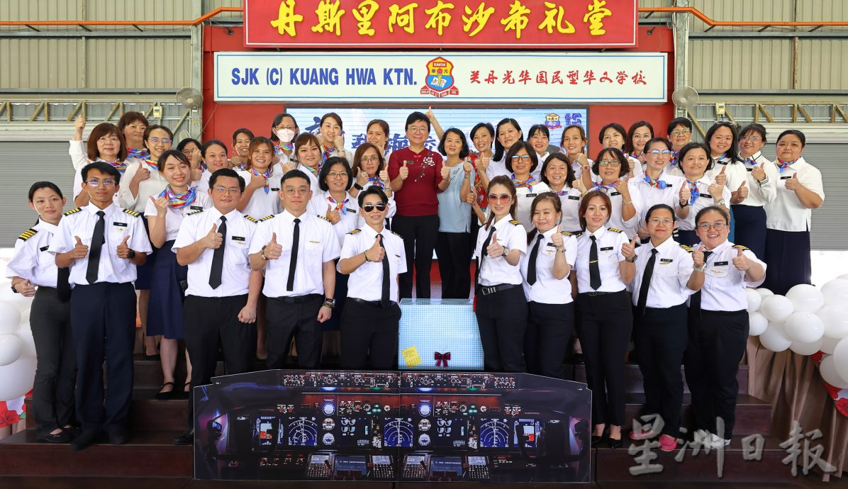 光华华小以“冲上云霄”的方式及出动“云梯车(SKYLIFT)”,欢送荣休的校长颜碧梅。