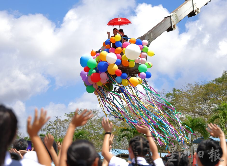 光华华小以“冲上云霄”的方式及出动“云梯车(SKYLIFT)”,欢送荣休的校长颜碧梅。