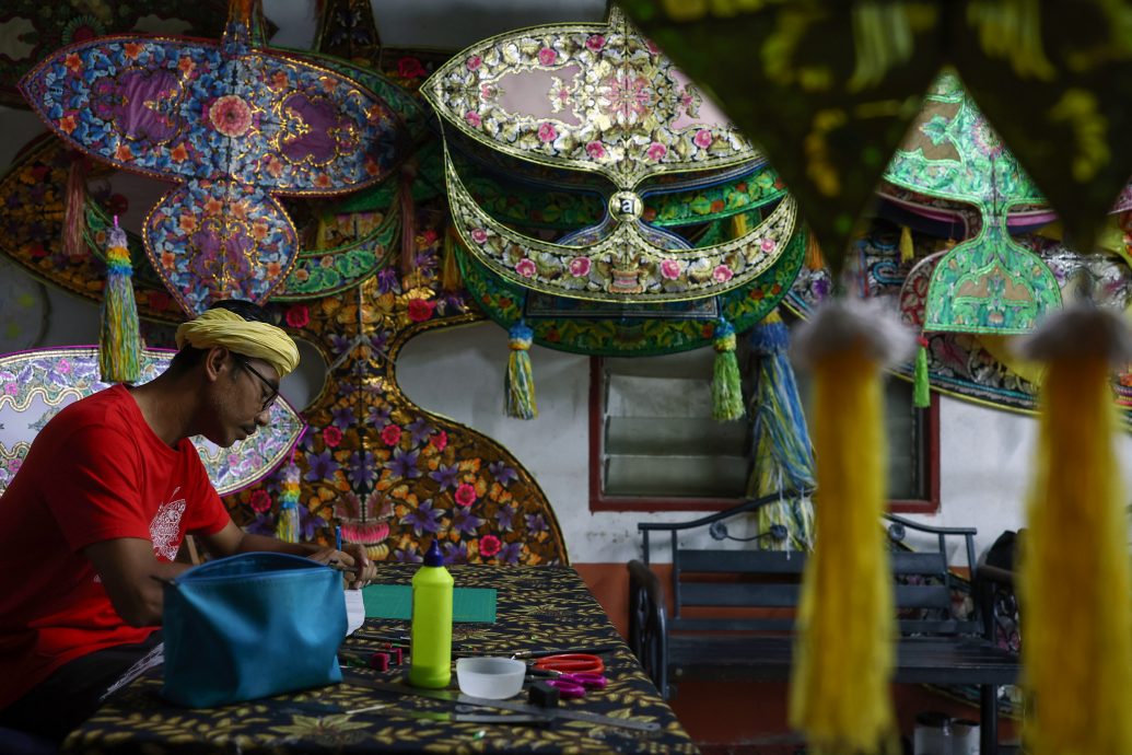 吉兰丹风筝工匠为马来西亚世界夫人制“月亮风筝”服装，作品在国际舞台放光彩！
