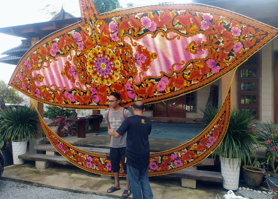 吉兰丹风筝工匠为马来西亚世界夫人制“月亮风筝”服装，作品在国际舞台放光彩！