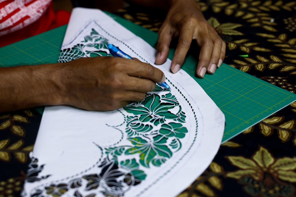 吉兰丹风筝工匠为马来西亚世界夫人制“月亮风筝”服装，作品在国际舞台放光彩！