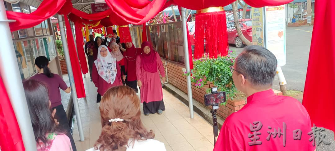 各族老师拍贺年视频 友族秀华语献祝福