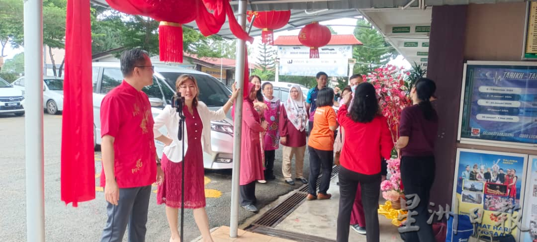 各族老师拍贺年视频 友族秀华语献祝福