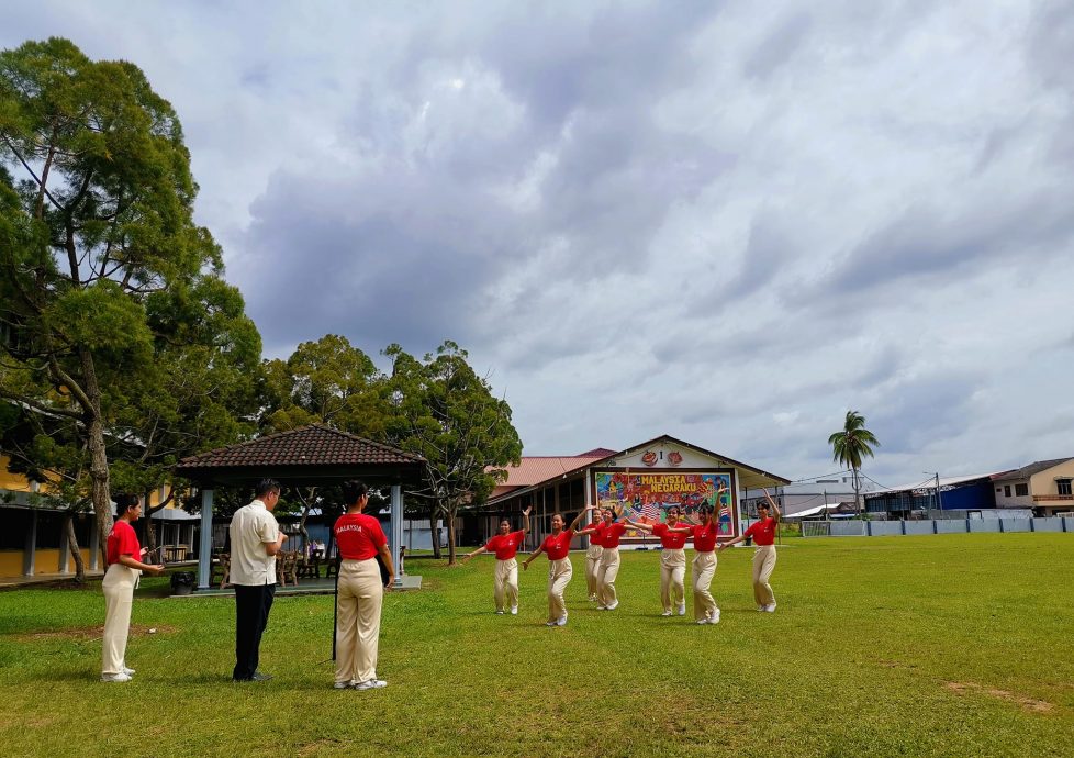各族老师拍贺年视频 友族秀华语献祝福