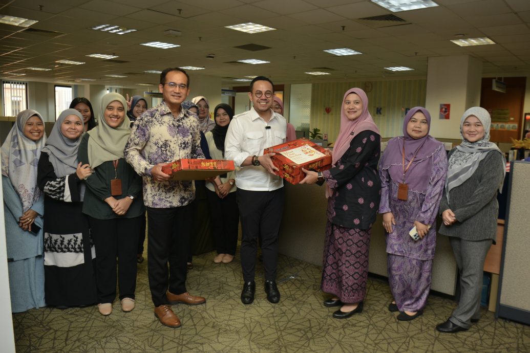 沈志强办公室添新年装饰