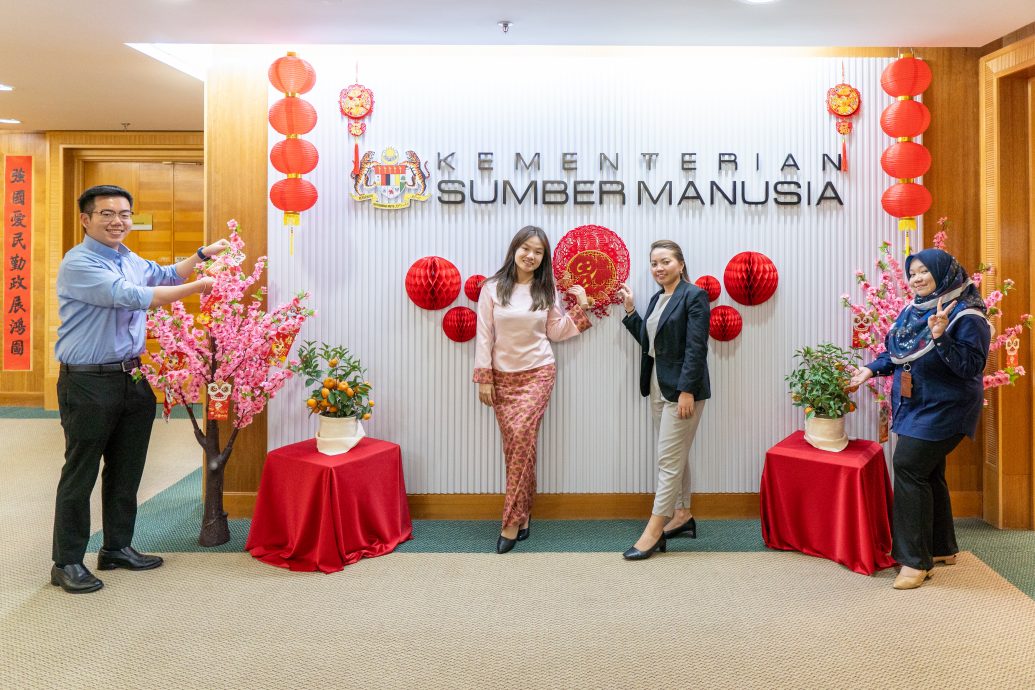 沈志强办公室添新年装饰