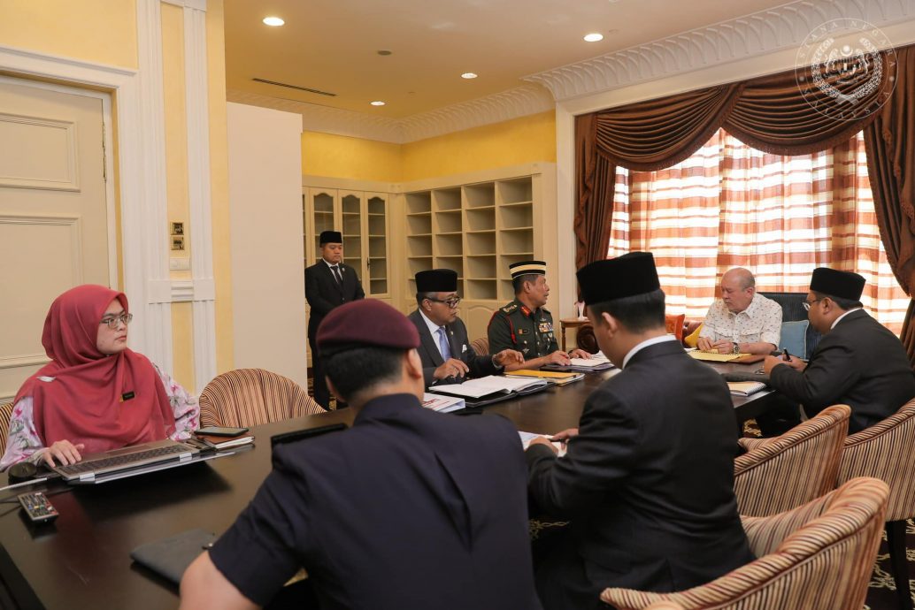 全国：国家元首聆听国家王宫总管汇报 国家王宫管理情况